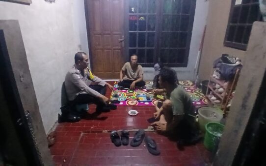 Bhabinkamtibmas Jatiwarna DDS Warga Ajak Aktifkan Ronda Siskamling
