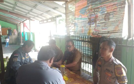 Ngopi Bareng di Bintarajaya, Bhabin Imbau Warga Jangan Mudah Percaya Hoax