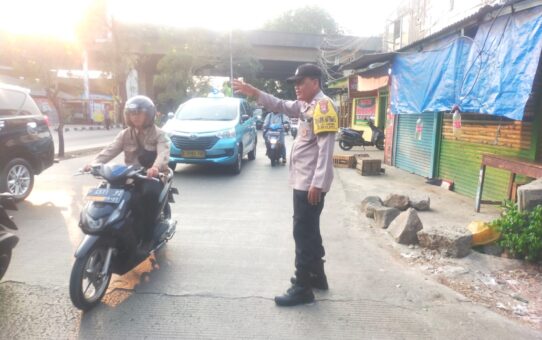 Polisi Atur Lalin di Pasar Bintara, Arus Ramai Lancar Pagi Ini