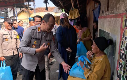 Kapolres Metro Bekasi Kota Salurkan 140 Paket Sembako Bantuan Kapolda Metro Jaya kepada Pemulung di Ciketing Udik