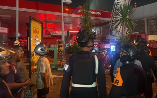 Brimob Polda Metro Jaya Bantu Penanganan Kebakaran Gedung Bapenda DKI