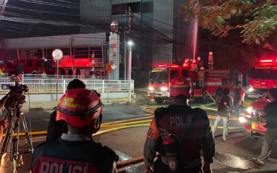 Dit Samapta Polda Metro Jaya Kerahkan Personel Bantu Tangani Kebakaran Gedung Bapenda