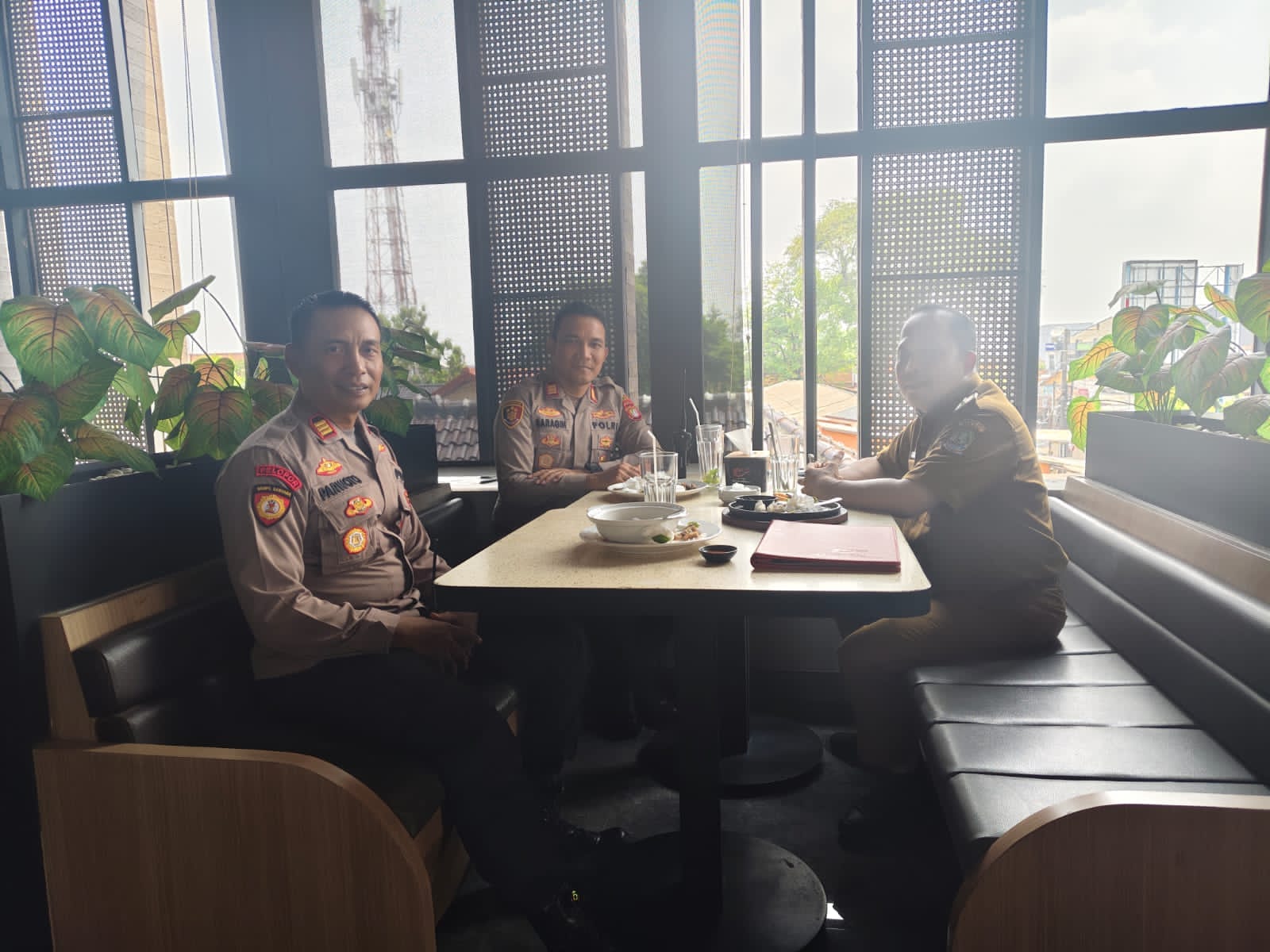 Jaga Jakarta On The Spot, Kapolsek Bekasi Barat Sambangi Camat Perkuat Sinergitas 3 Pilar