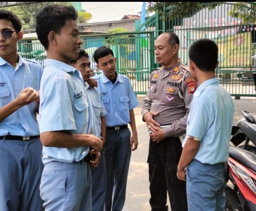 Lewat 'Jaga Jakarta On The Spot', Polsek Pondok Gede Bentengi Pelajar dari Bahaya Narkoba dan Tawuran
