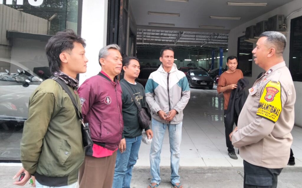 Perkuat Keamanan Lingkungan, Bhabinkamtibmas Ingatkan Warga Tingkatkan Kewaspadaan