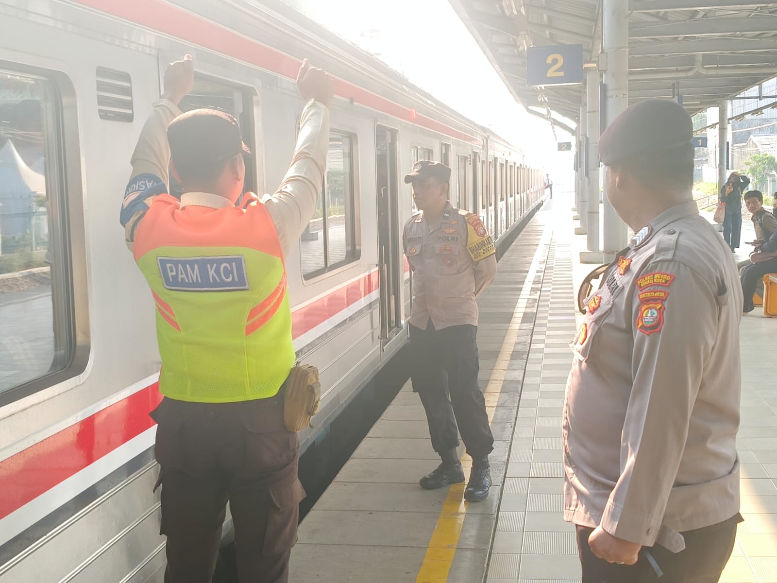 PATROLI HUMANIS DI STASIUN BEKASI TIMUR, POLSEK RAWALUMBU PASTIKAN PERJALANAN MASYARAKAT AMAN DAN KONDUSIF