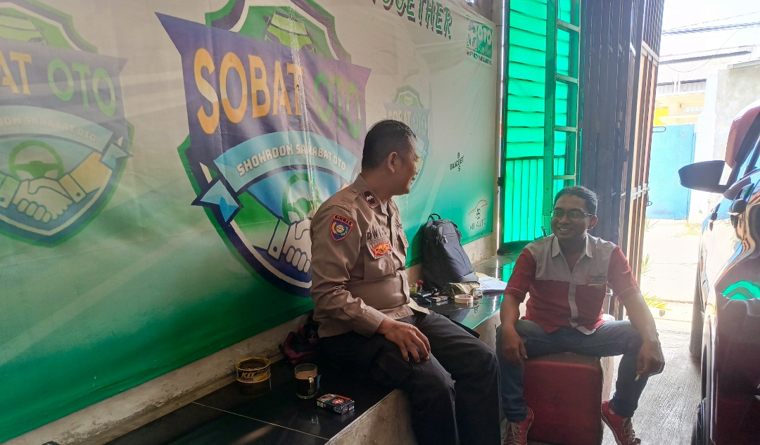 Bhabinkamtibmas Sambangi Warga Sumurbatu, Perkuat Kemitraan dan Sampaikan Pesan Kamtibmas