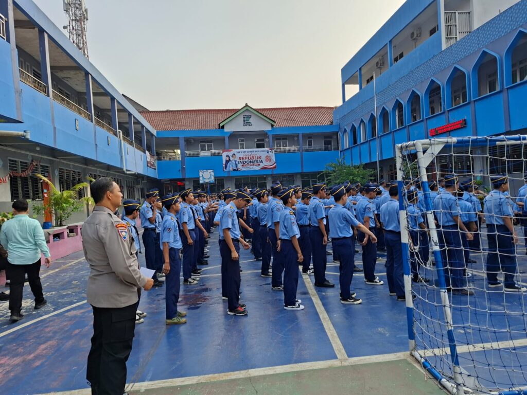 Polsek Bantargebang Perkuat Pendampingan Pelajar Melalui Program Bapak Asuh di SMK Sumberdaya
