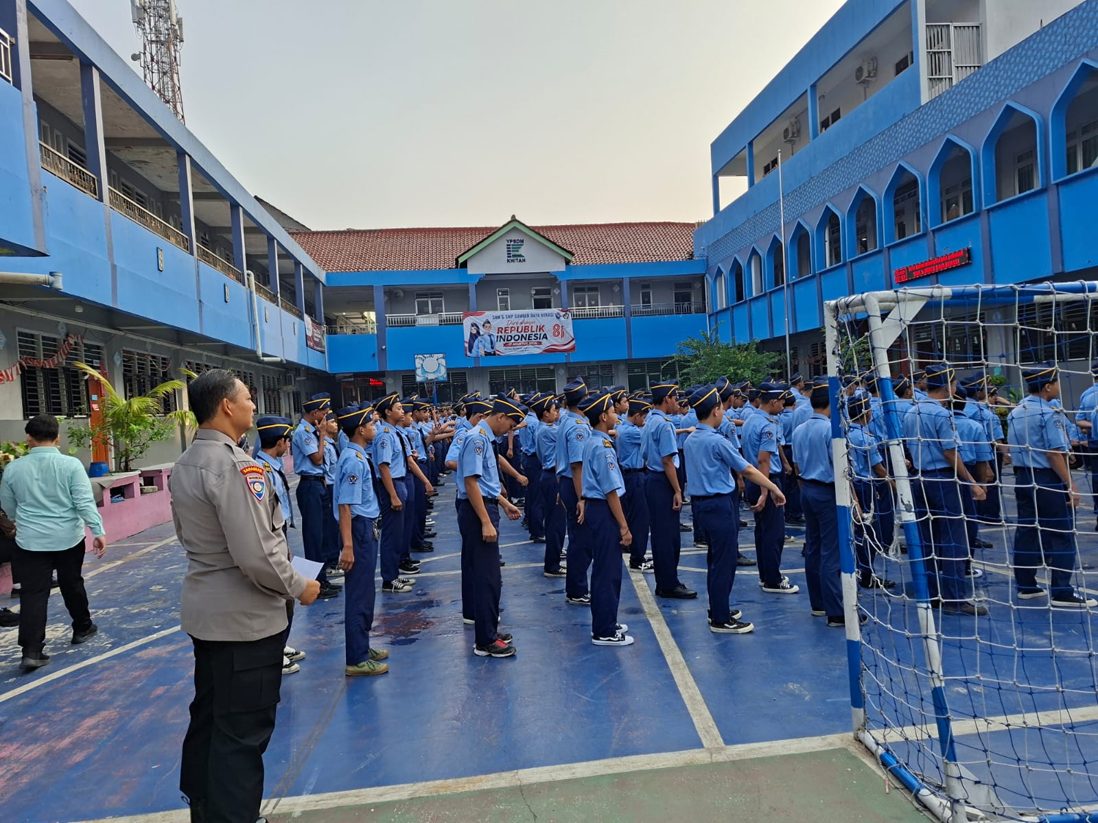 Polsek Bantargebang Perkuat Pendampingan Pelajar Melalui Program Bapak Asuh di SMK Sumberdaya