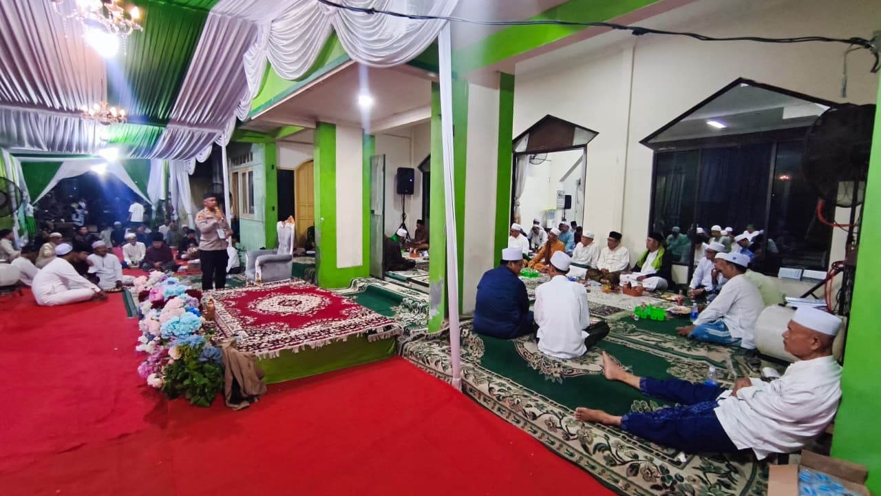 Kapolsek Pondok Gede Berseragam Dinas Hadiri Maulid, Tegaskan Komitmen Polri Selalu Hadir untuk Warga