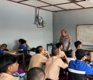 Kapolsek Bantargebang Laksanakan Program Bapak Pengasuh dan Pendamping Pelajar di SMK Al Bahri