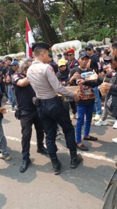 Polda Metro Jaya Bagikan Air Minum dan Roti kepada Peserta Aksi di Silang Selatan Monas
