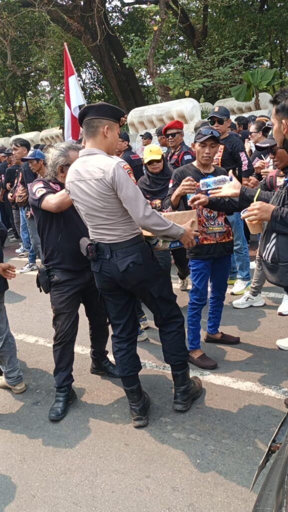 Polda Metro Jaya Bagikan Air Minum dan Roti kepada Peserta Aksi di Silang Selatan Monas