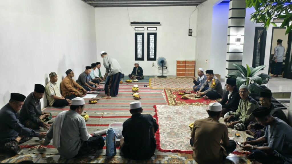 Jalin Silaturahmi dengan Tokoh Agama Cikiwul, Bhabinkamtibmas Bantargebang Sambangi Pengajian Baitul Muttaqin