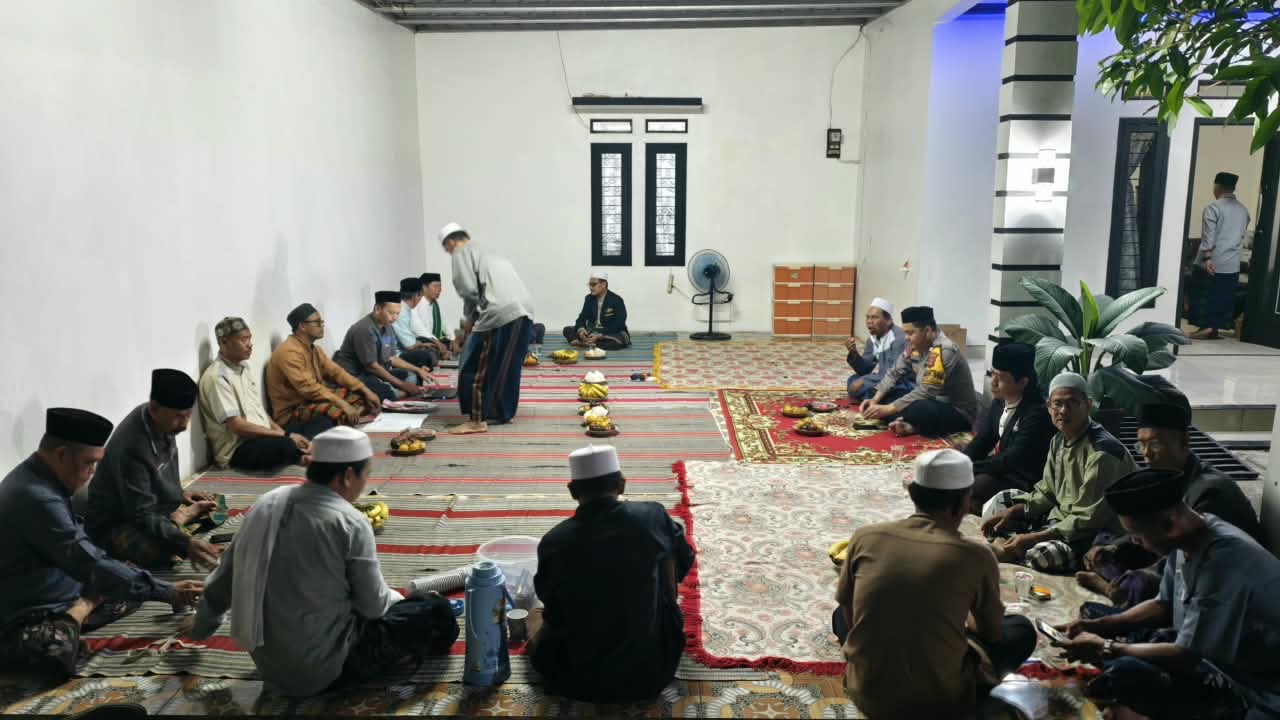 Jalin Silaturahmi dengan Tokoh Agama Cikiwul, Bhabinkamtibmas Bantargebang Sambangi Pengajian Baitul Muttaqin