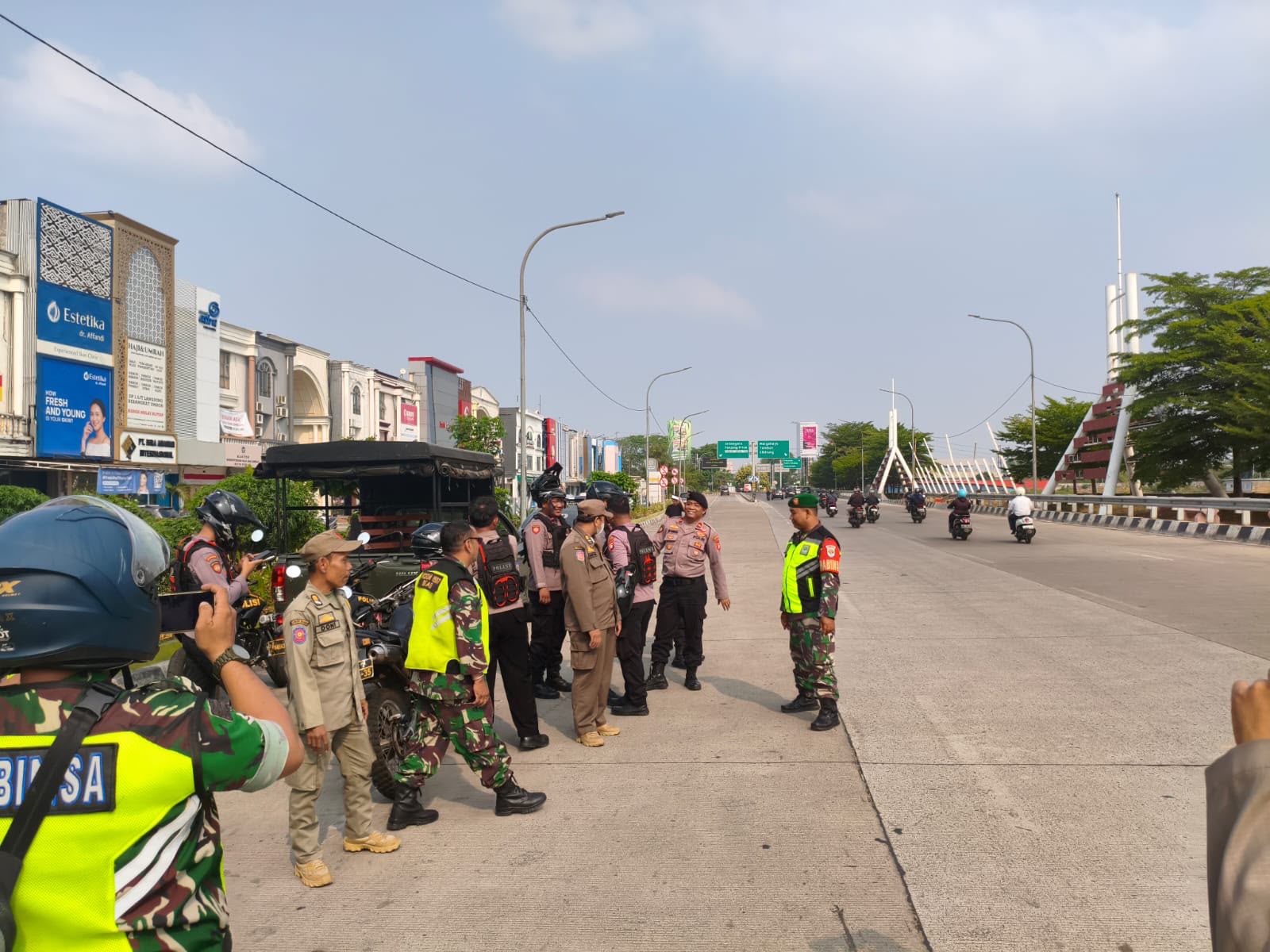 Polres Metro Bekasi Kota Gelar Penyekatan Wilayah Perbatasan di Kawasan Hasibuan dan Summarecon