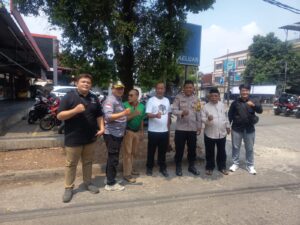 Bhabinkamtibmas Jakasampurna Polsek Bekasi Barat Sambangi Warga, Ajak Bersama Cegah Tawuran Remaja