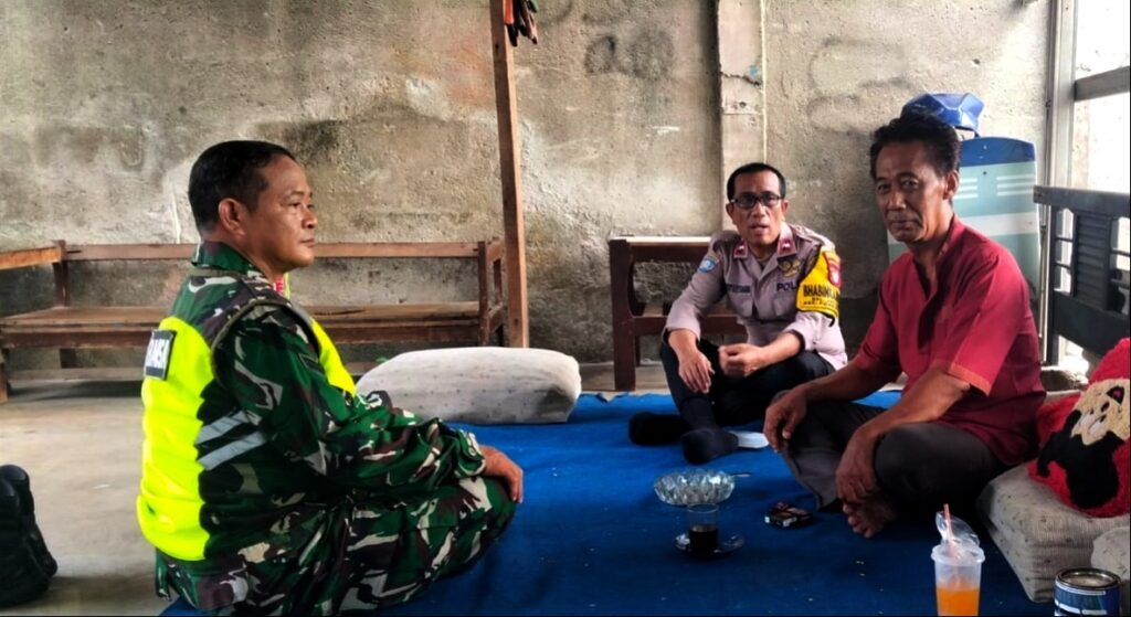 Jaga Jakarta On The Spot : Bhabinkamtibmas Jatiwarna Sambangi Tokoh Masyarakat, Ajak Warga Jaga Kamtibmas