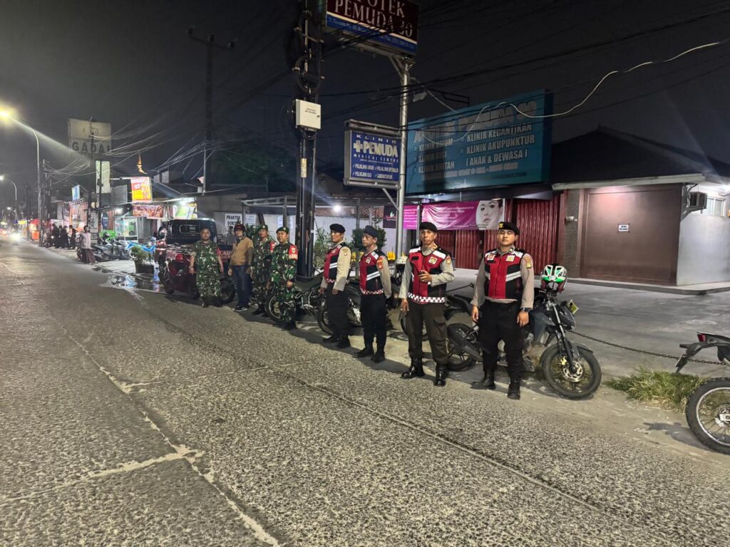 Berikan Rasa Aman Masyarakat Polsek Bekasi Barat Gelar Patroli Bersama Koramil 01 Kranji