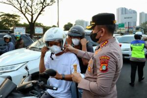 Waspadai Paparan Abu Vulkanik, Kapolres Metro Depok Bersama Polwan Bagikan Masker kepada Masyarakat