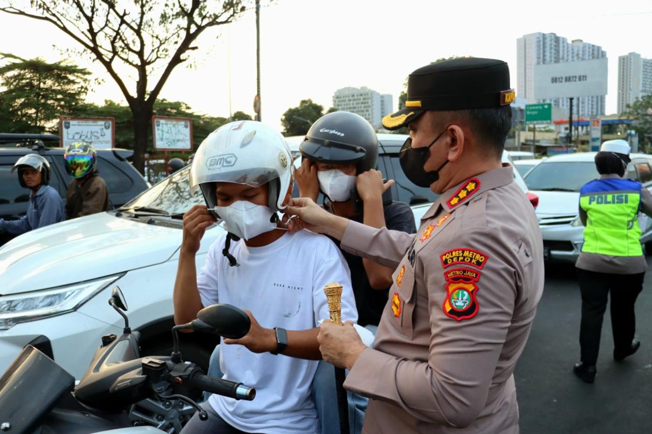 Waspadai Paparan Abu Vulkanik, Kapolres Metro Depok Bersama Polwan Bagikan Masker kepada Masyarakat