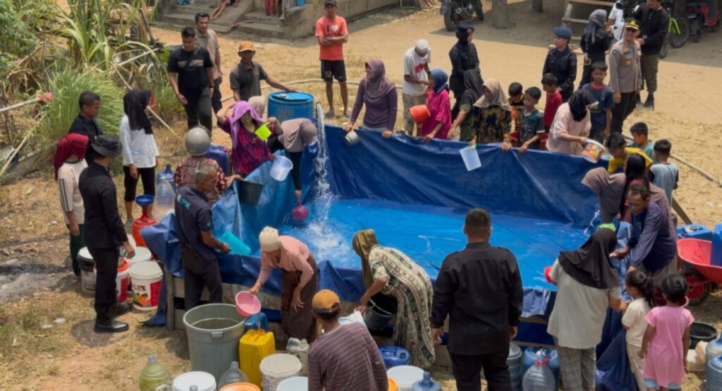 Brimob Polda Jambi Salurkan Air Bersih, Bantu Warga Terdampak Kekeringan di Muaro Jambi