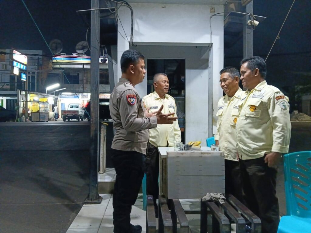 BHABINKAMTIBMAS LAKUKAN MONITORING WILAYAH DENGAN SAMBANG UNTUK PASTIKAN WILAYAH AMAN DAN KONDUSIF