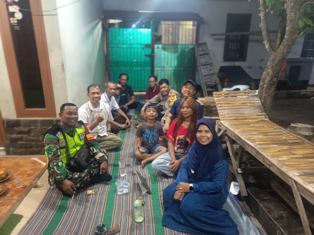 Jaga Jakarta On The Spot, Bhabinkamtibmas Jakasampurna Bersama Babinsa Sambangi Warga Perkuat Kamtibmas