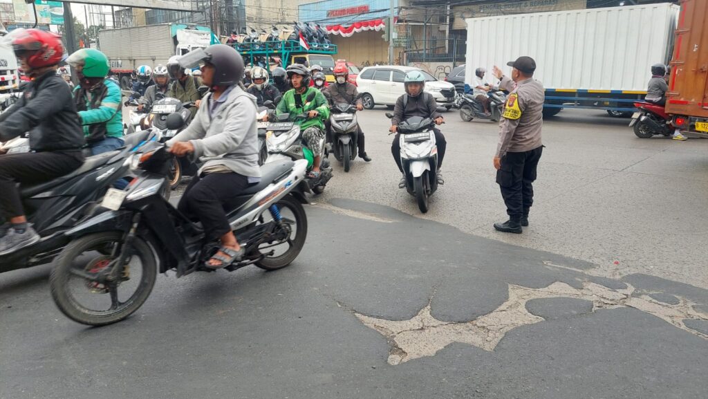 Bhabinkamtibmas Medan Satria Pengaturan Lalu Lintas di Pertigaan Pondok Ungu