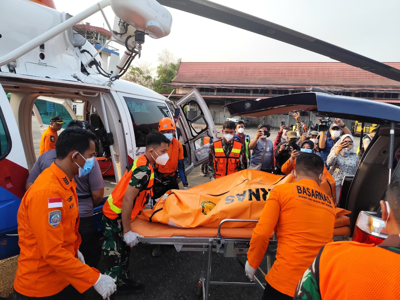 30 MIL LAUT DARI DARAT, HELIKOPTER POLRI EVAKUASI JENAZAH KORBAN KM VIRGO TRANSPORT