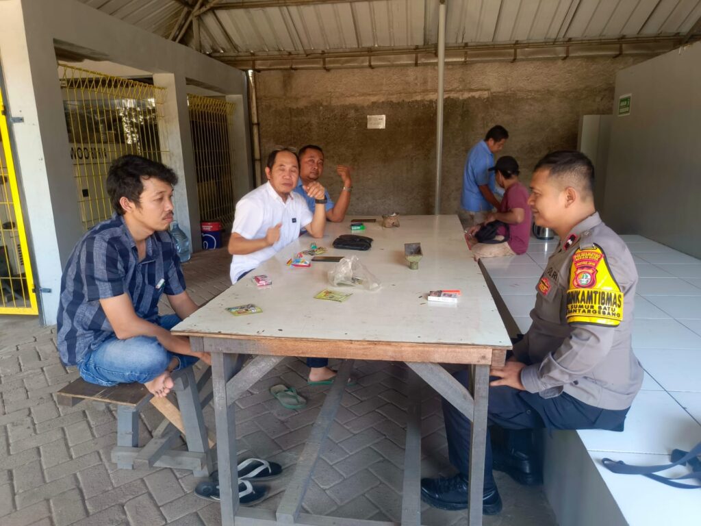 Sambang Pemukiman Sumurbatu, Bhabinkamtibmas Imbau Penggunaan Kunci Ganda Kendaraan