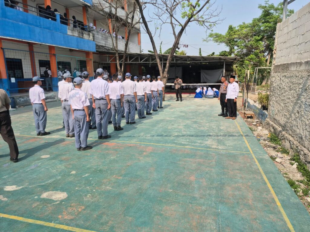 Polres Metro Bekasi Kota Hadir Serentak di SMK Perkuat Bapak Asuh Pelajar