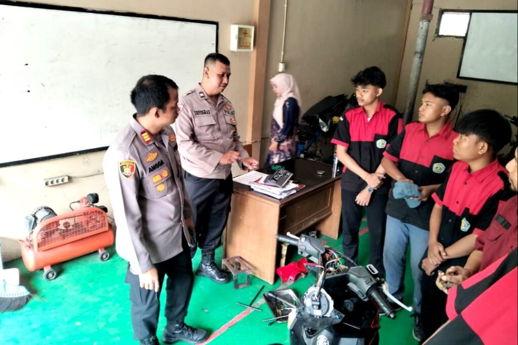 Kapolsek Bekasi Selatan Jadi Bapak Asuh, Edukasi Pelajar SMK Teratai Putih Global 1