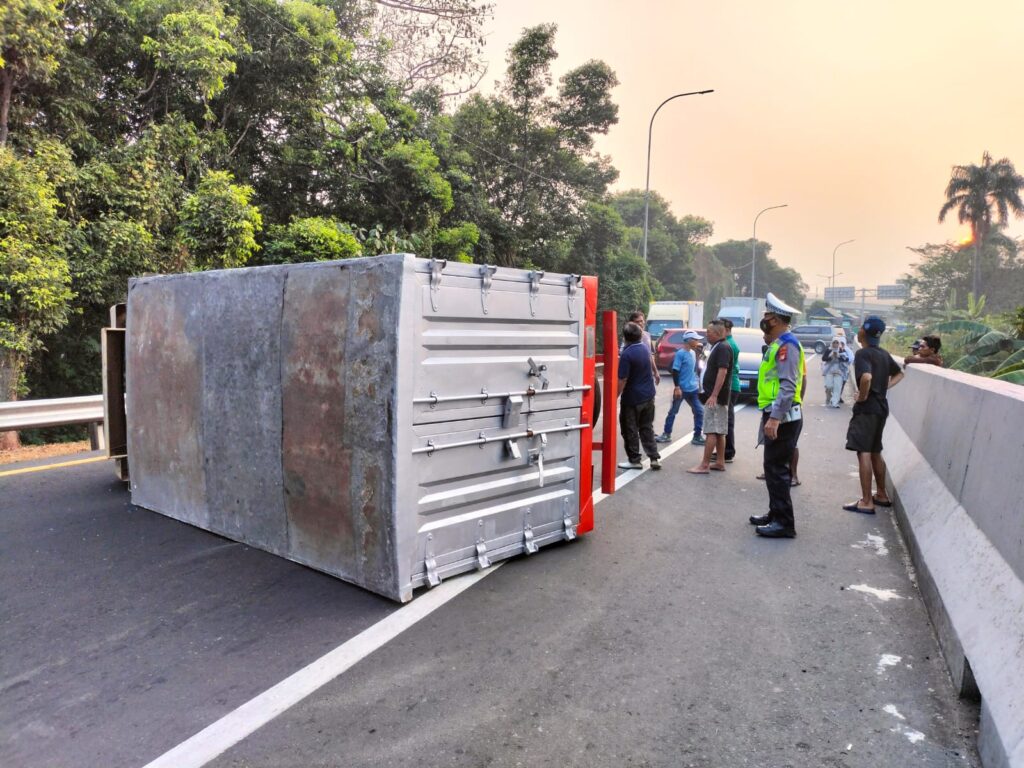 Truk Box Terguling di Exit Tol Jatiwaringin, Unit Lantas Polsek Pondok Gede Sigap Atur Lalu Lintas