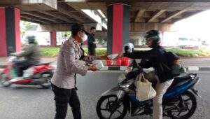 220 Nasi Box Dibagikan, Jumat Berkah Polsek Pondok Gede Bersama Pemuda Jatiwarna