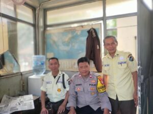 Patroli Dialogis Bhabinkamtibmas Jakasampurna Sambangi Pos Keamanan Ruko Duta Permai