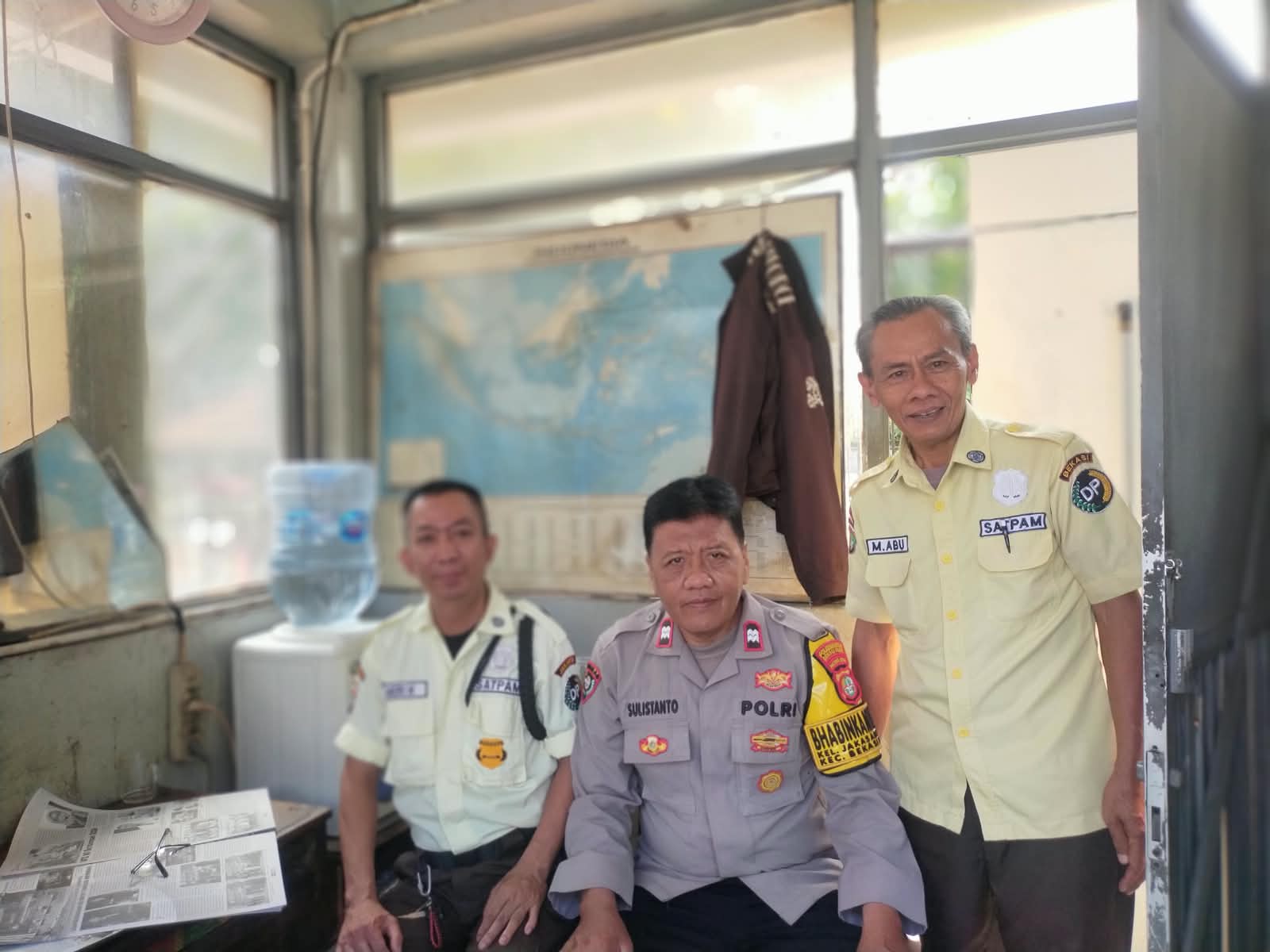 Patroli Dialogis Bhabinkamtibmas Jakasampurna Sambangi Pos Keamanan Ruko Duta Permai