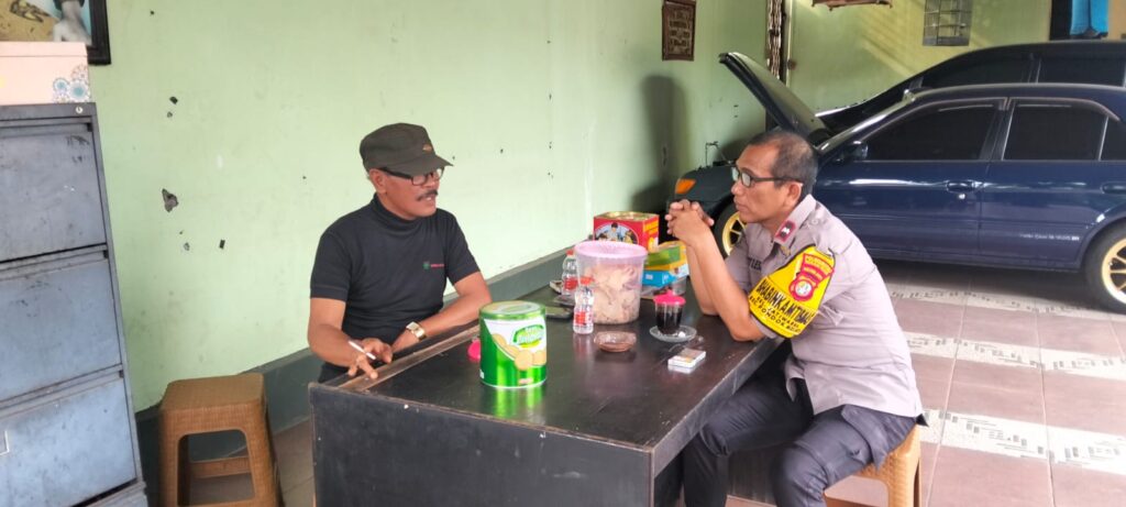 Bhabinkamtibmas Jatiwarna dan Lurah Sambangi Tokoh Masyarakat Tekankan Siskamling