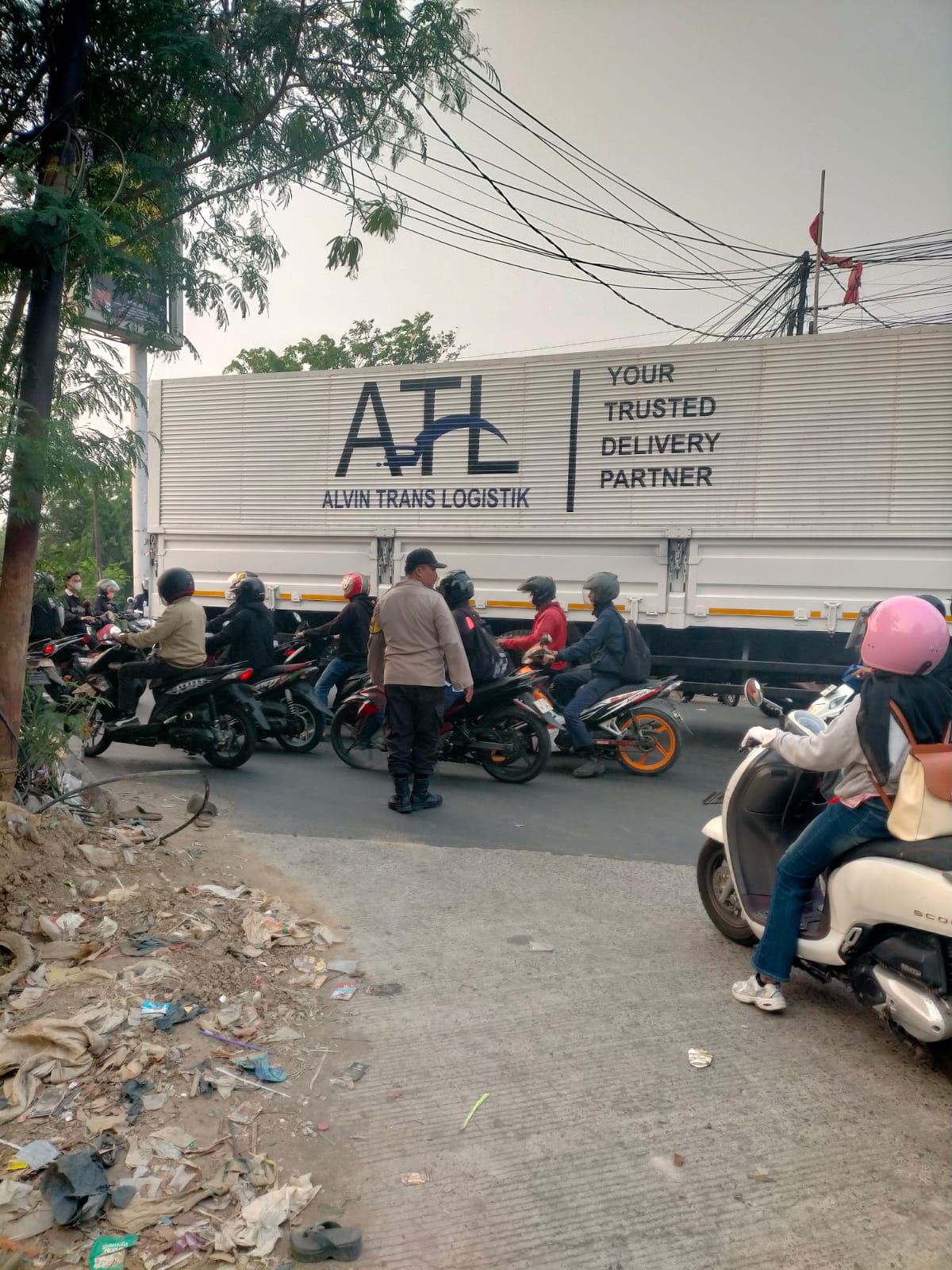 Personel Polsek Medan Satria Lakukan Pengaturan Lalu Lintas di Pertigaan PT Logos