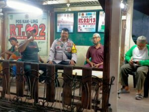 Bhabinkamtibmas Pejuang Sambangi Pos Kamling RW 13 Perum Pejuang Jaya