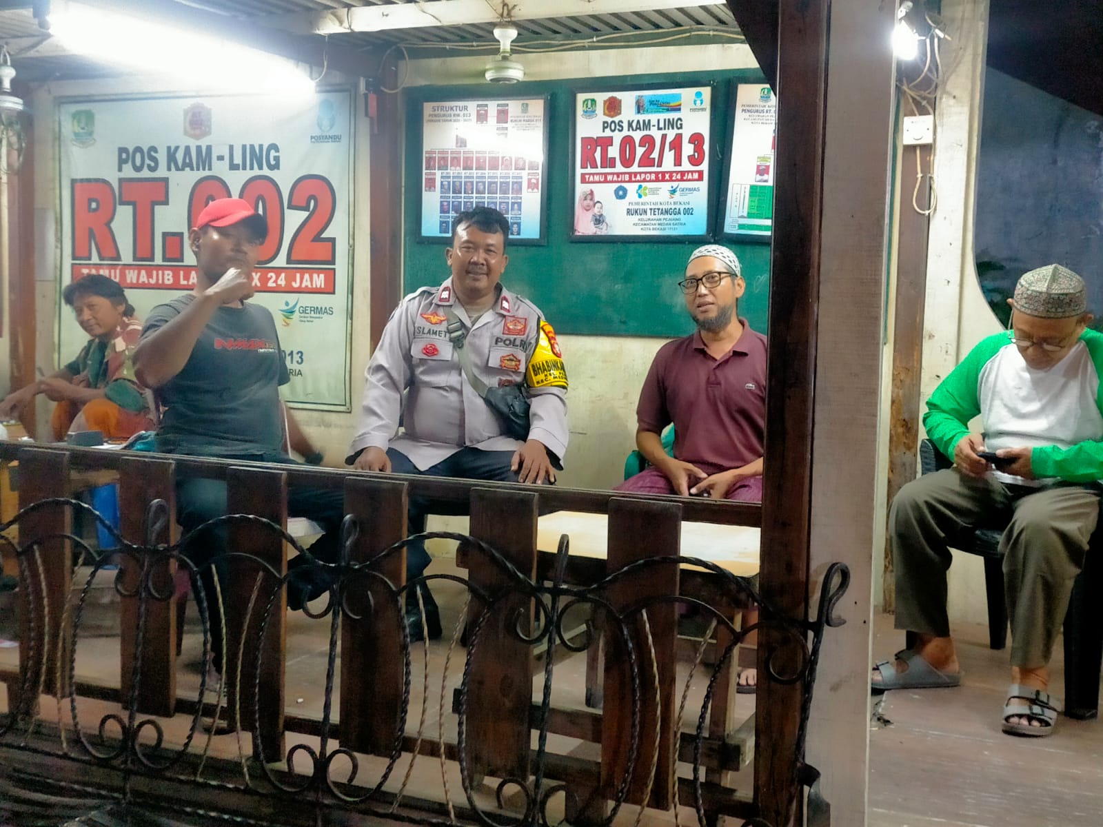 Bhabinkamtibmas Pejuang Sambangi Pos Kamling RW 13 Perum Pejuang Jaya