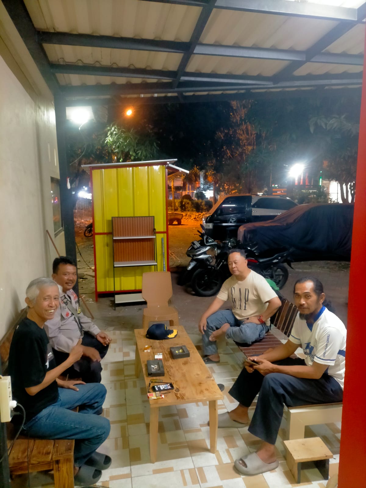 Patroli Malam Bhabinkamtibmas Pejuang Sambangi Komplek Perum Permata