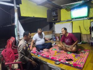 Bhabinkamtibmas Jatimelati Sambangi Warga Ronda Malam di Kampung Sawah