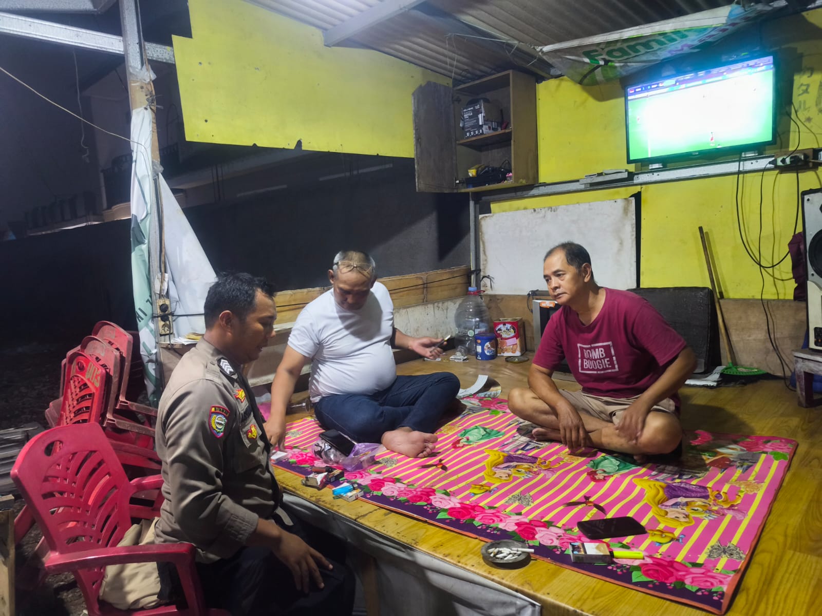 Bhabinkamtibmas Jatimelati Sambangi Warga Ronda Malam di Kampung Sawah