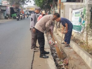 Jaga Jakarta Bersih dan Asri, Bhabinkamtibmas Jakasampurna Ajak Warga Peduli Kebersihan Lingkungan