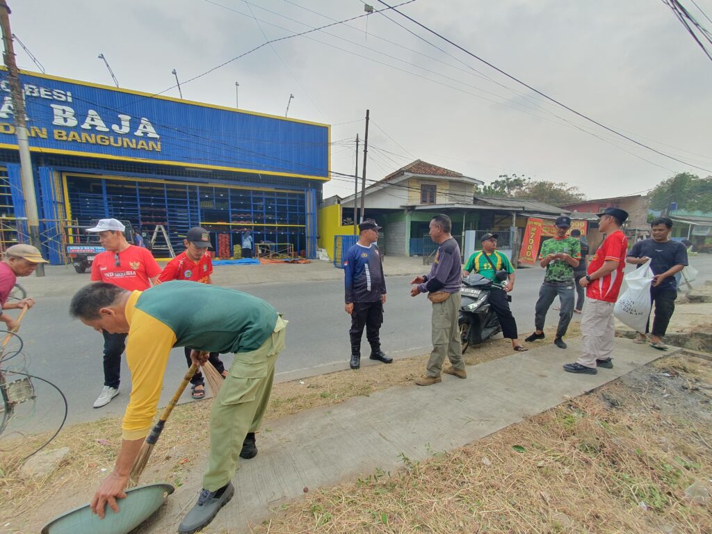 Grebek K-3 di Cimuning, Bhabinkamtibmas Bersama Warga Jaga Lingkungan Tetap Bersih dan Aman