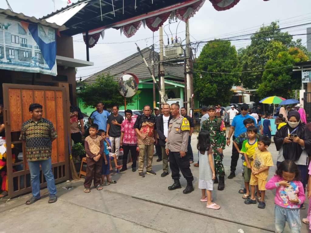 Bhabinkamtibmas Padurenan Amankan Hiburan Reog dalam Rangka Tedak Siten di Mustikajaya