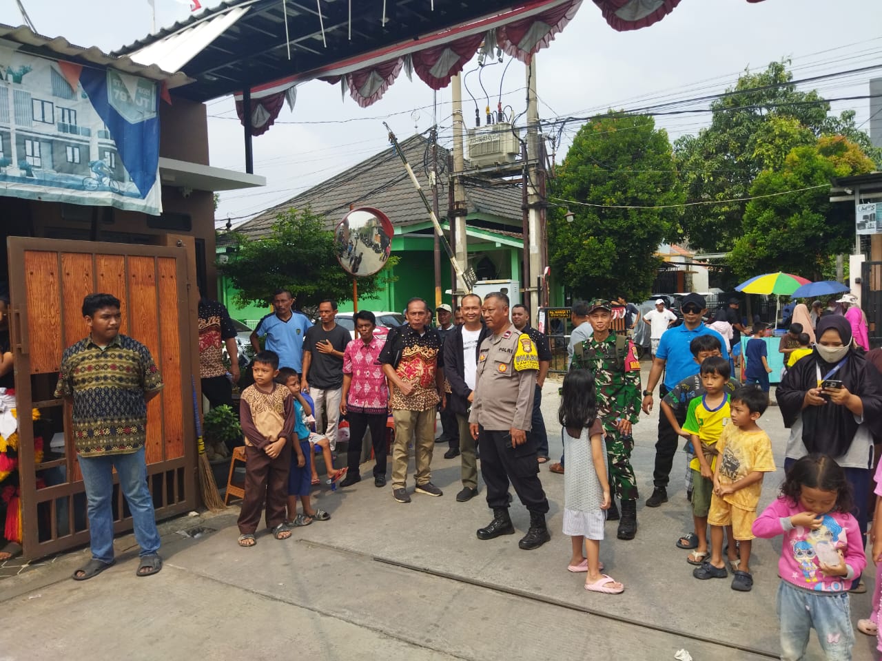 Bhabinkamtibmas Padurenan Amankan Hiburan Reog dalam Rangka Tedak Siten di Mustikajaya