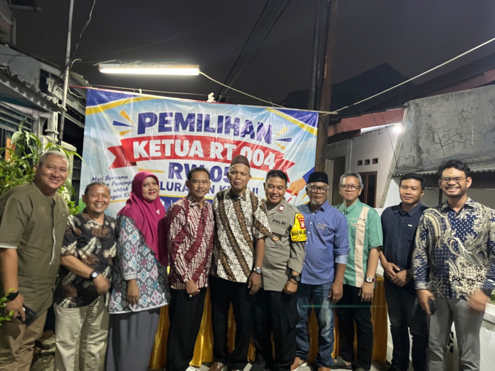Bhabinkamtibmas Kranji Polsek Bekasi Barat Kawal Pemilihan Ketua RT, Ajak Warga Aktifkan Siskamling