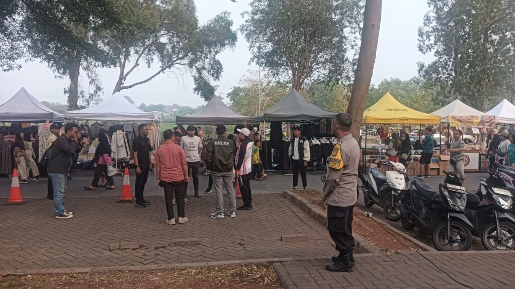 Pemantauan Pedagang Pasar Pagi, Bhabinkamtibmas Pastikan Situasi Kondusif Jelang Kunjungan Menko